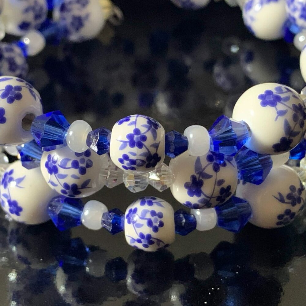 Hand Crafted White and Blue Floral Beaded Bracelet - Picture 2 of 4